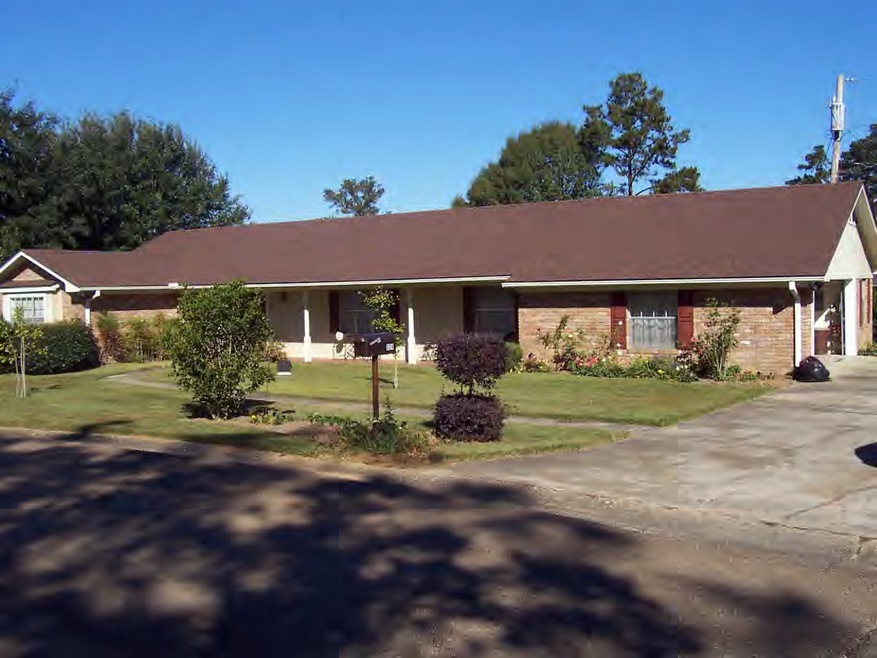 524 Oakbrook Cir, McComb, MS 39648 - photo 1