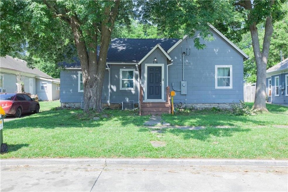 716 10th St, Osawatomie, KS 66064 - photo 1
