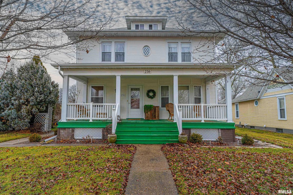 236 8th St, Lincoln, IL 62656 - photo 1