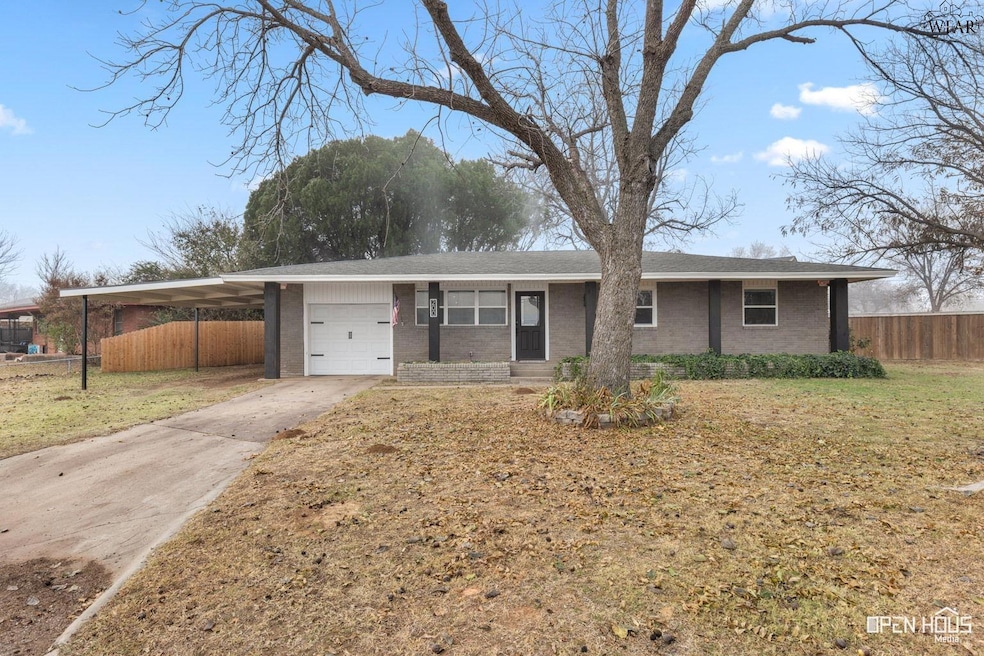 200 Mockingbird Ln, Burkburnett, TX 76354 - photo 1