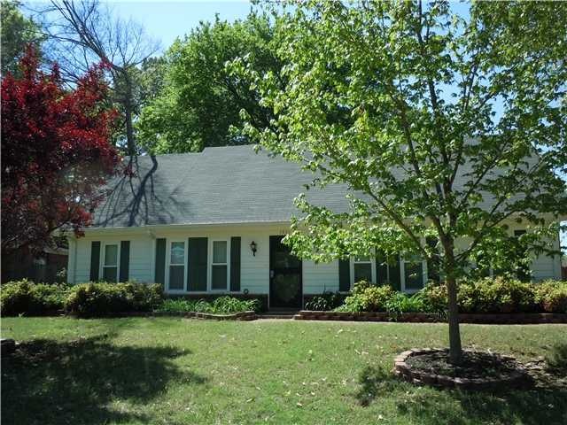 Wonderfully maintained home with 3 bedrooms and 2 