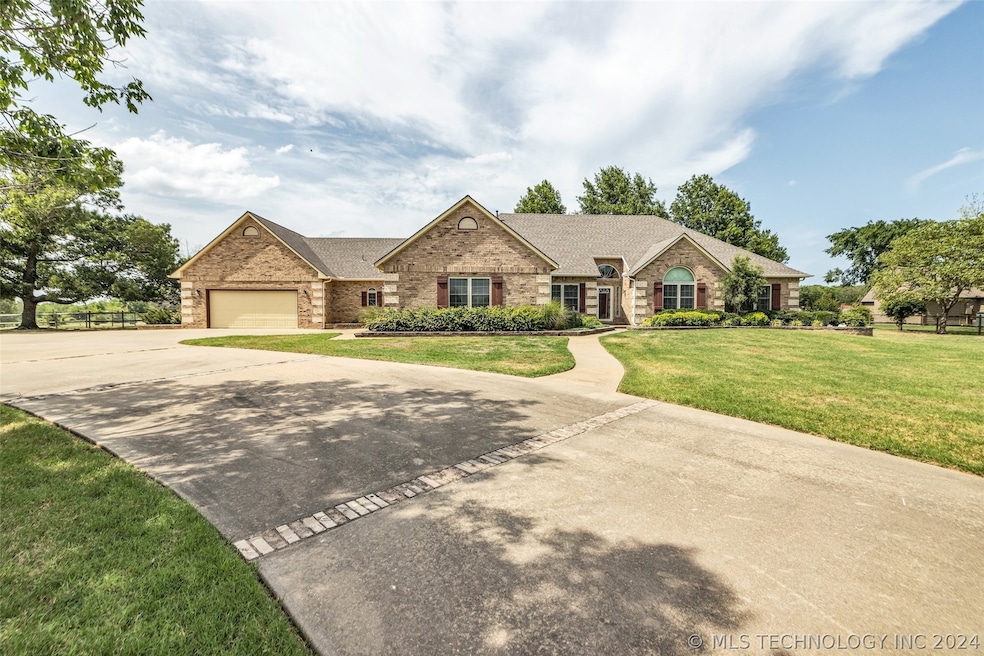 Beautiful home on 4.5 acres m/l in Owasso School D