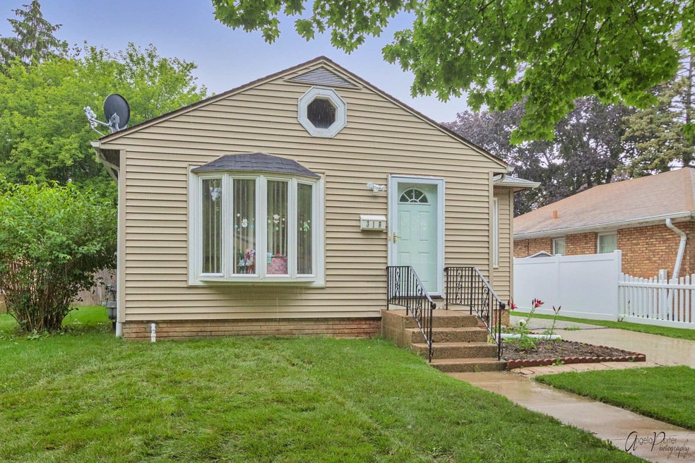 318 N Elmwood Ave, Waukegan, IL 60085 - photo 1