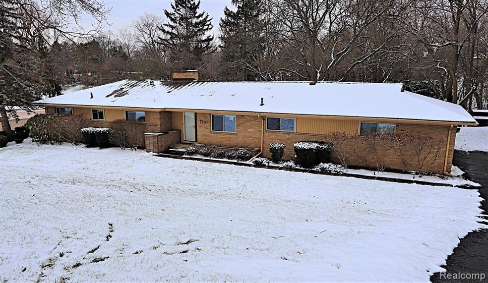 7141 Fairhill Rd, Bloomfield Hills, MI 48301 - photo 1