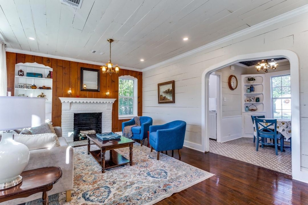 THIS COTTAGE PROVIDES AN OPEN FLOOR FROM LIVING TO