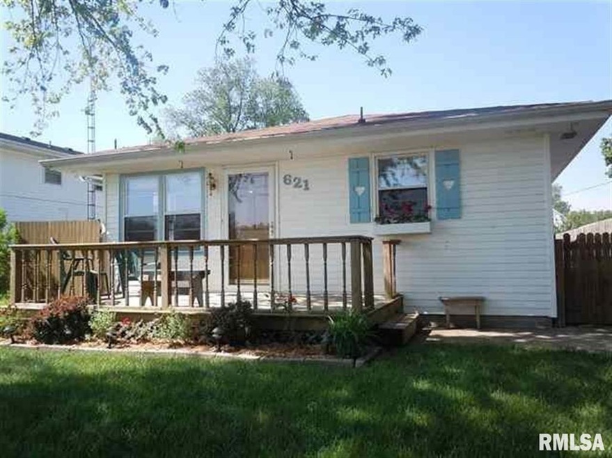 621 Denver Ave, Lincoln, IL 62656 - photo 1