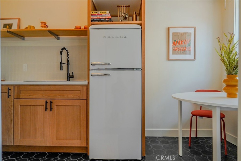 325 W 3rd St unit 107, Long Beach, CA 90802 - photo 1