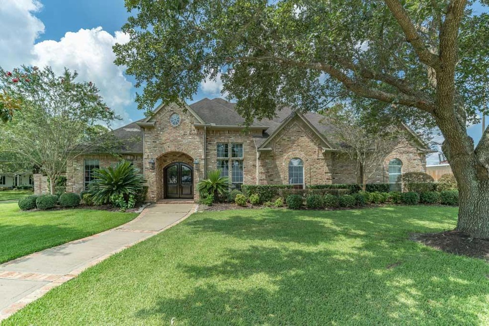 402 Woodlawn Dr, Friendswood, TX 77546 - photo 1