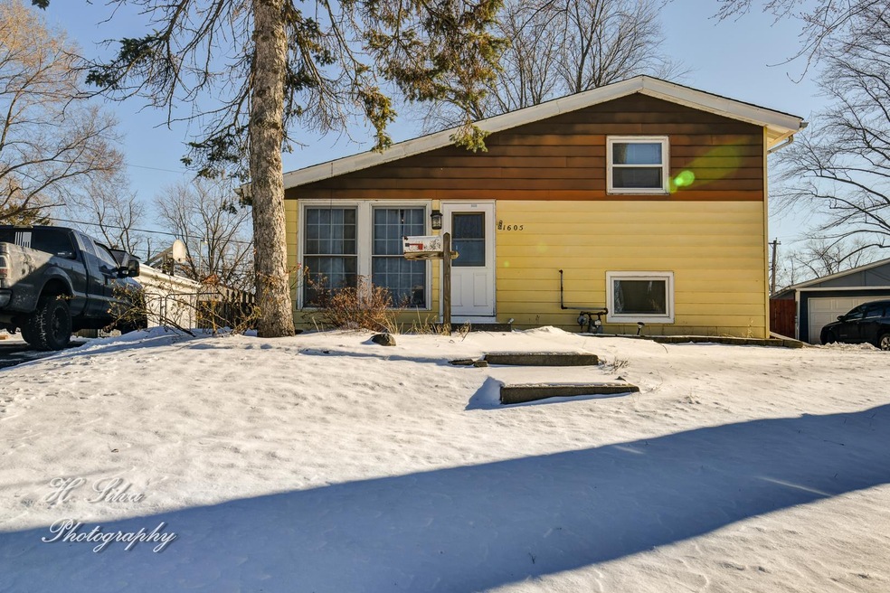 1605 Sacramento Dr, Carpentersville, IL 60110 - photo 1