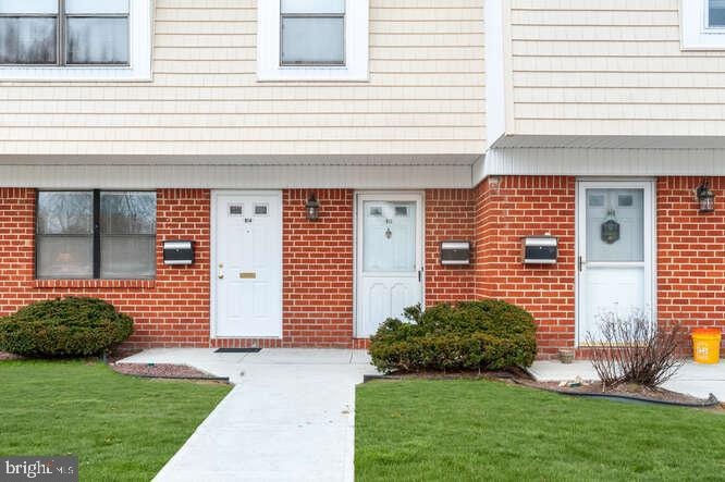 814 Silver Ct, Hamilton Square, NJ 08690 - photo 1