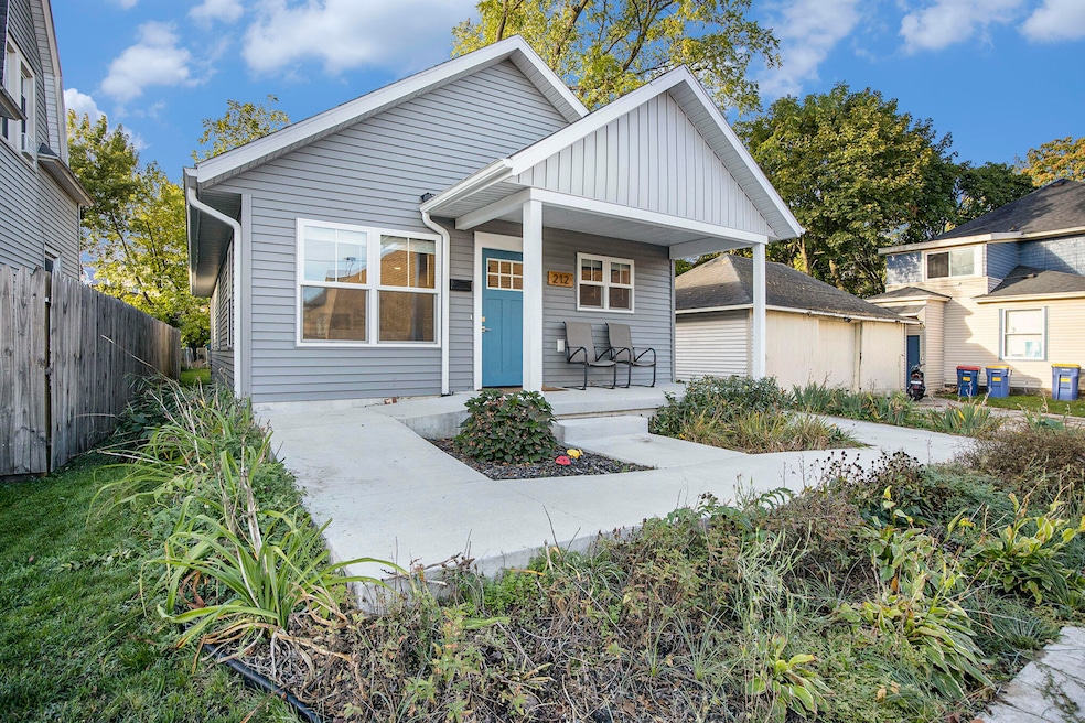 212 Saunders Ct NE, Grand Rapids, MI 49505 - photo 1