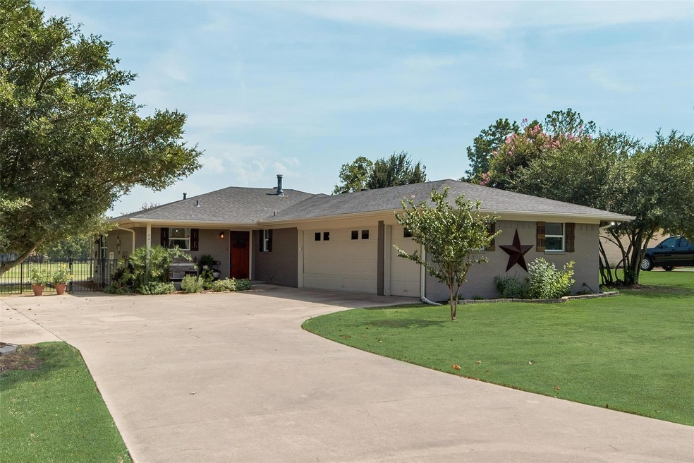 421 Navajo Trail, Gainesville, TX 76240 - photo 1