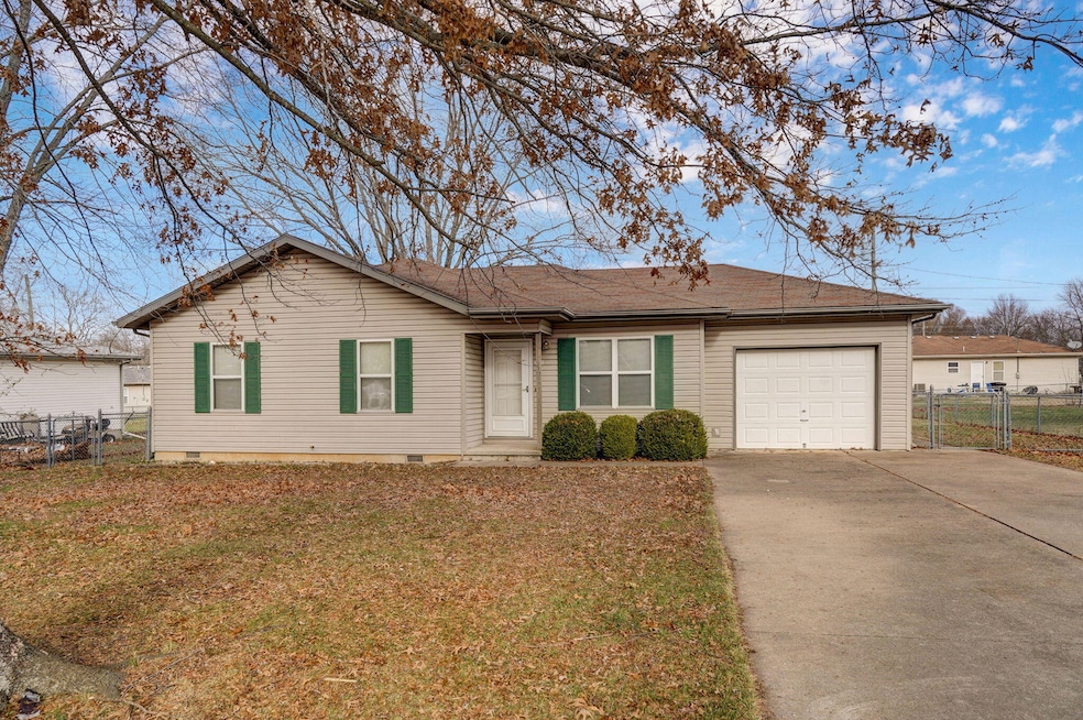 541 Travis St, Marshfield, MO 65706 - photo 1