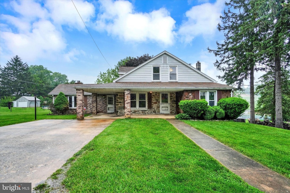 9448 E Springfield Rd, Seven Valleys, PA 17360 - photo 1