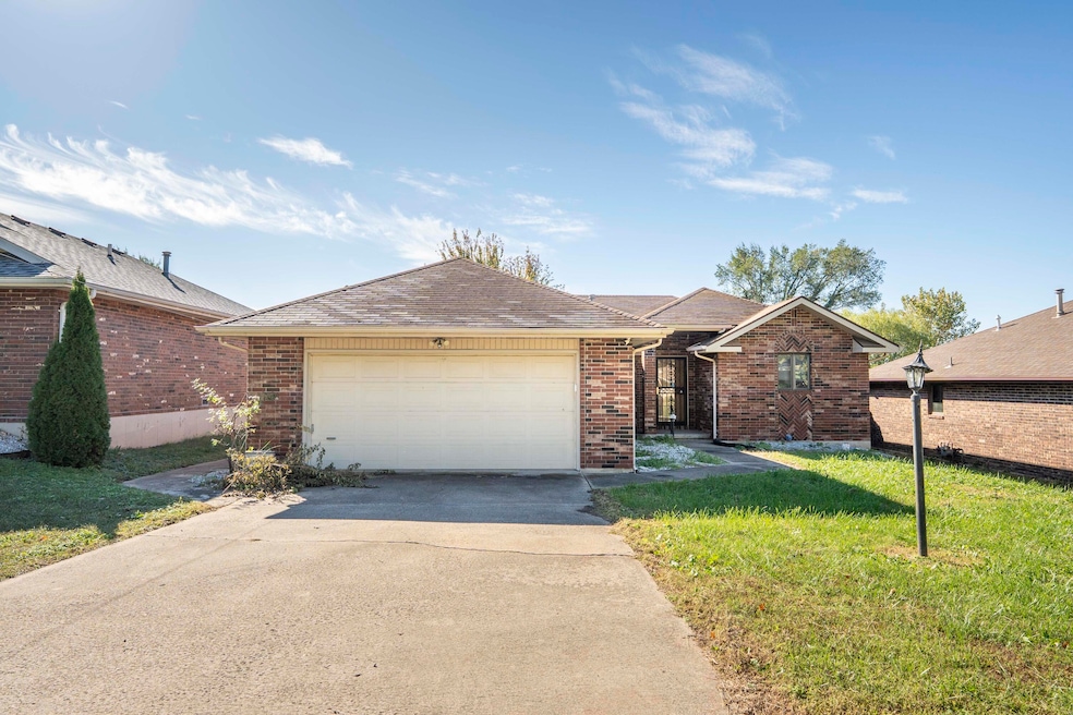 1502 E McClernon St, Springfield, MO 65803 - photo 1