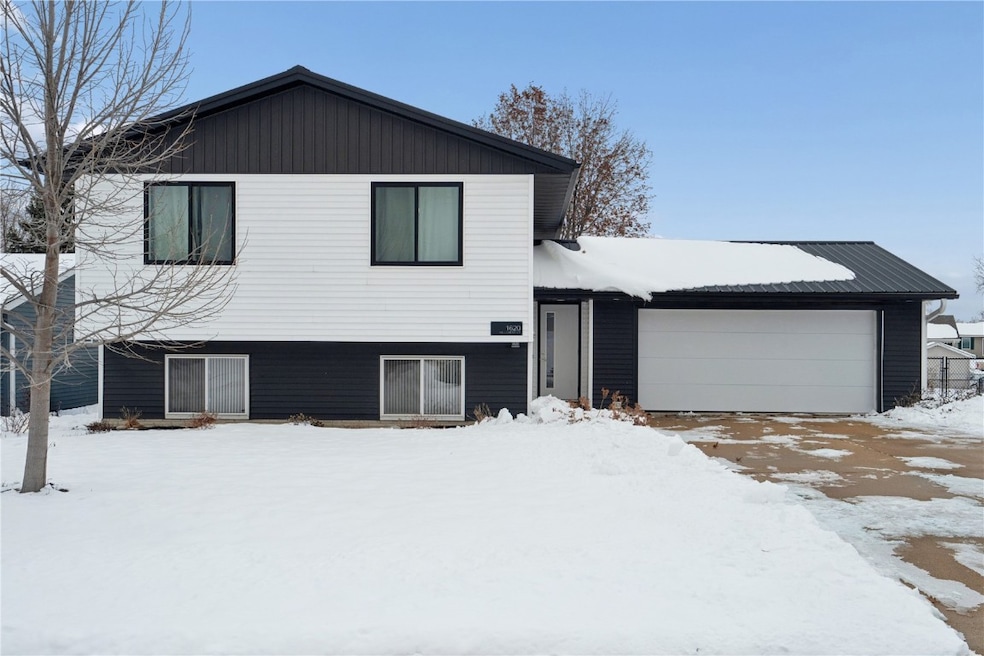 1620 Hillcrest Ct, Marion, IA 52302 - photo 1