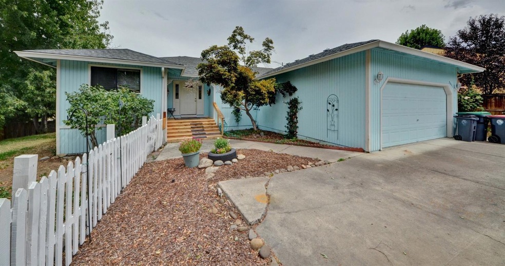 3021 Cleopatra Cir, Medford, OR 97504 - photo 1