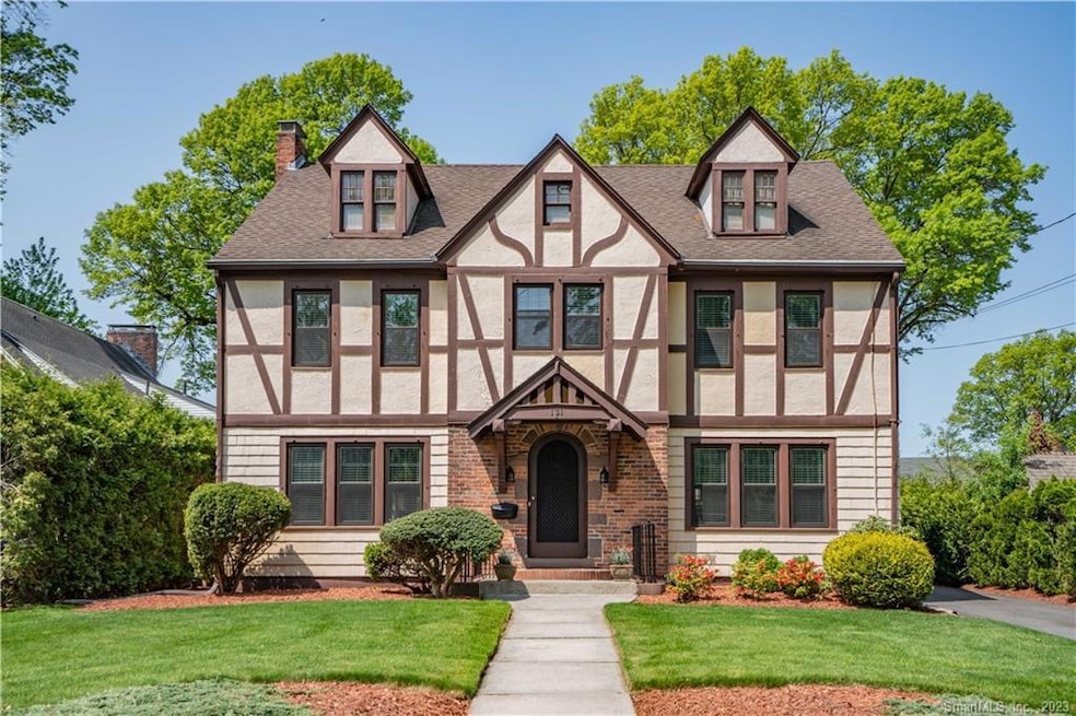 121 Foxcroft Rd, West Hartford, CT 06119 - photo 1