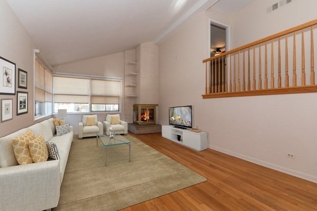 326 E Huntington Ln, Elmhurst, IL 60126 - photo 1