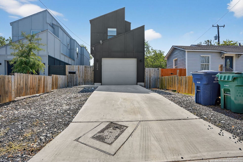 1906 E Crockett St, San Antonio, TX 78202 - photo 1