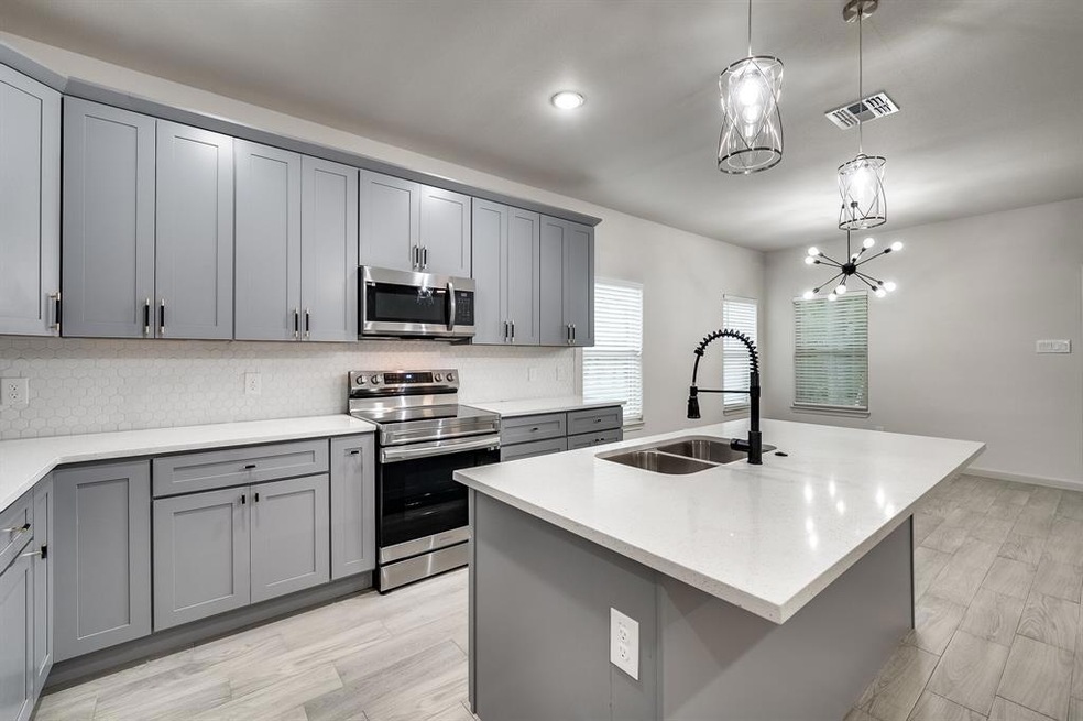 402 Royal St, Cleburne, TX 76031 - photo 1