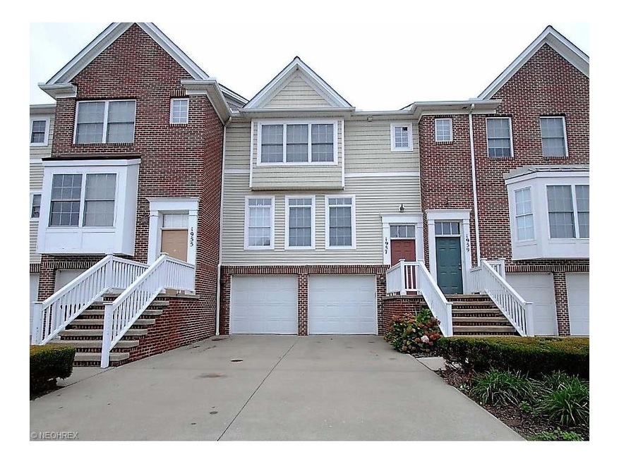 2 story townhouse with 2-car garage, walk out part