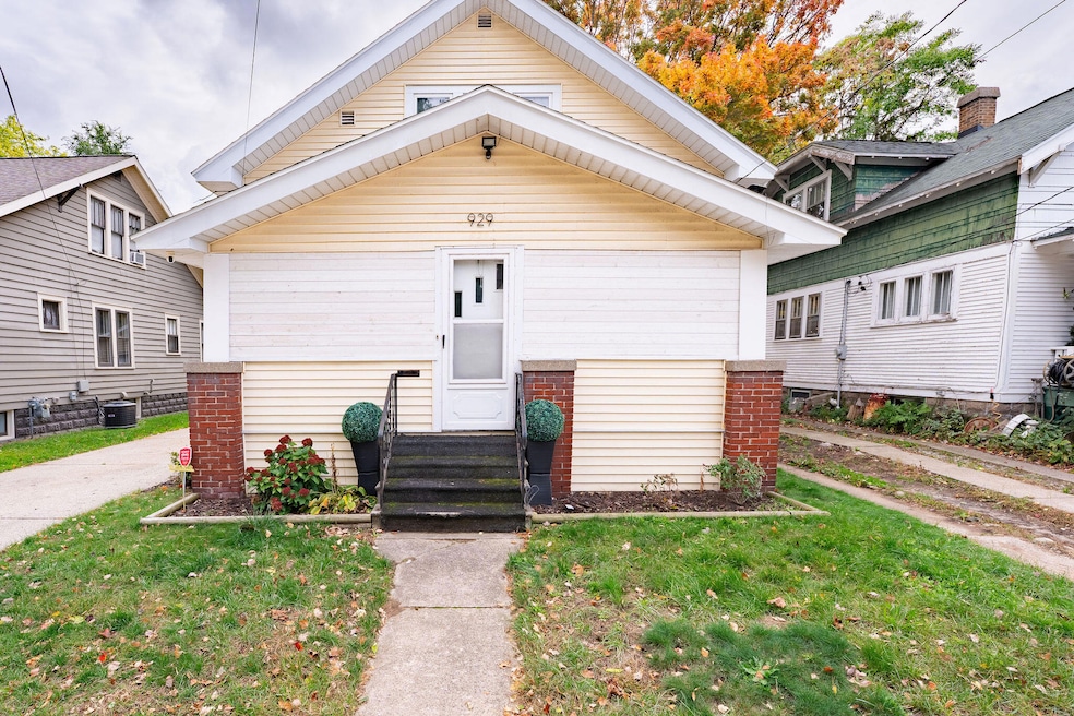 929 Ireland Ave, Muskegon, MI 49441 - photo 1