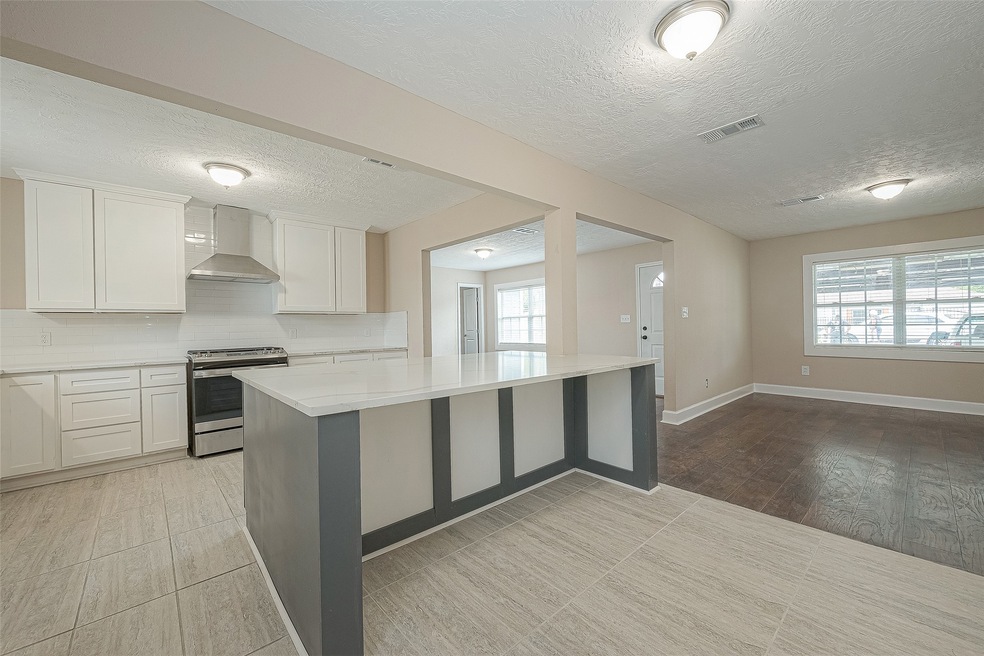 10402 Onslow St, Houston, TX 77016 - photo 1