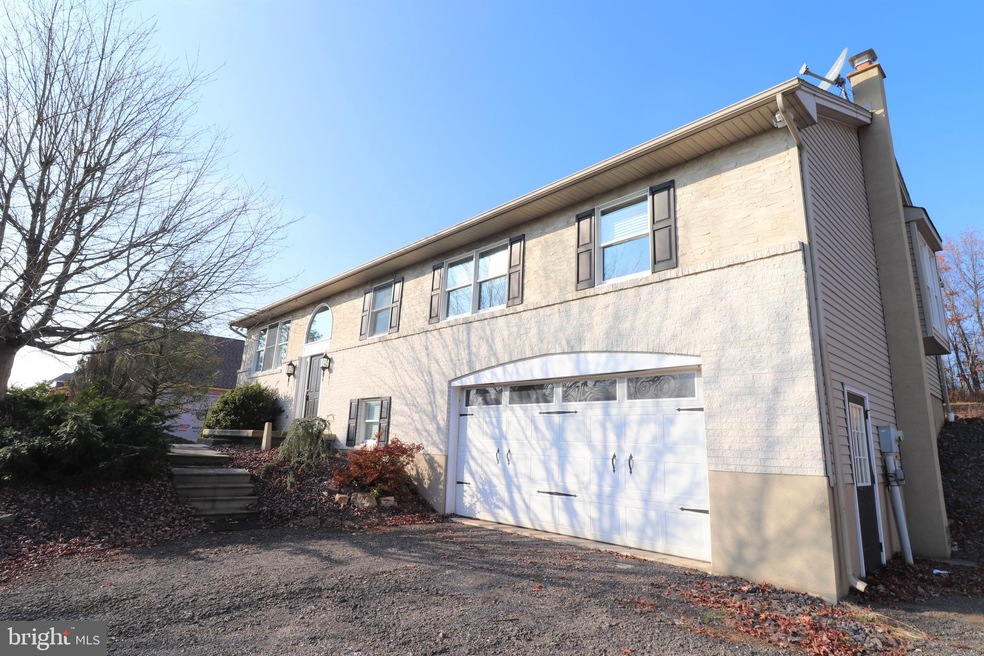 561 Fernwood Ave, Saint Clair, PA 17970 - photo 1