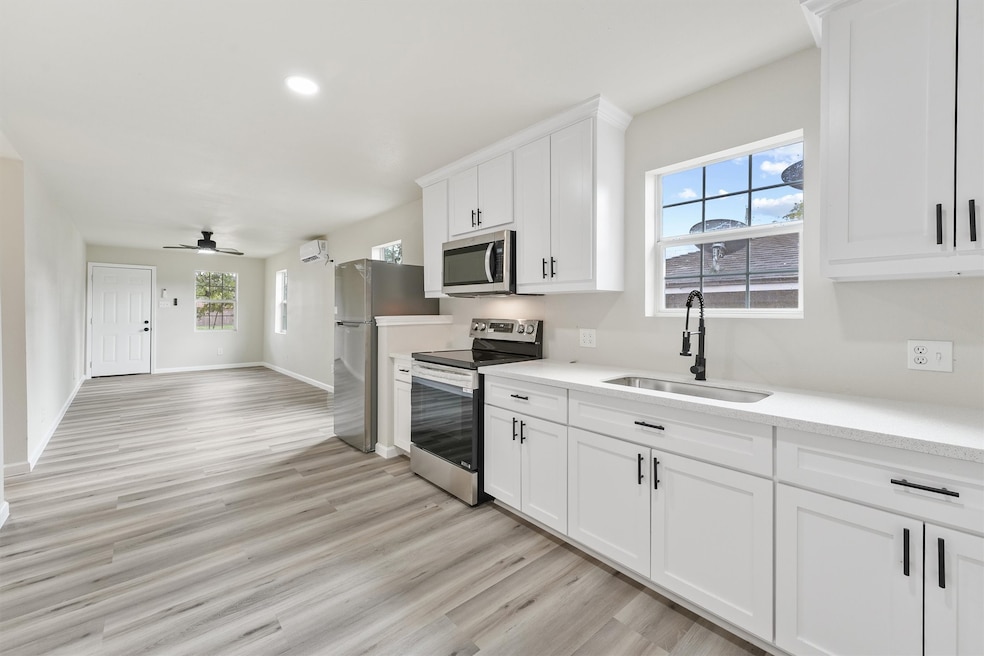 4611 W Hunting St unit 1, Houston, TX 77026 - photo 1