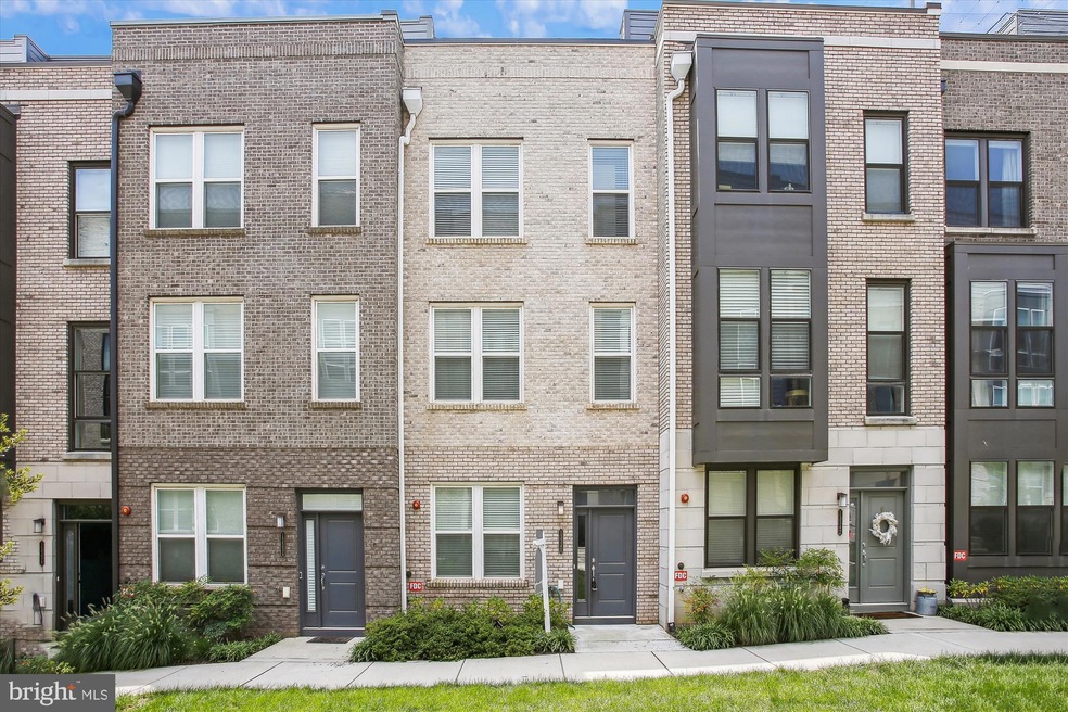 13340 Sherwood Park Ln, Herndon, VA 20171 - photo 1