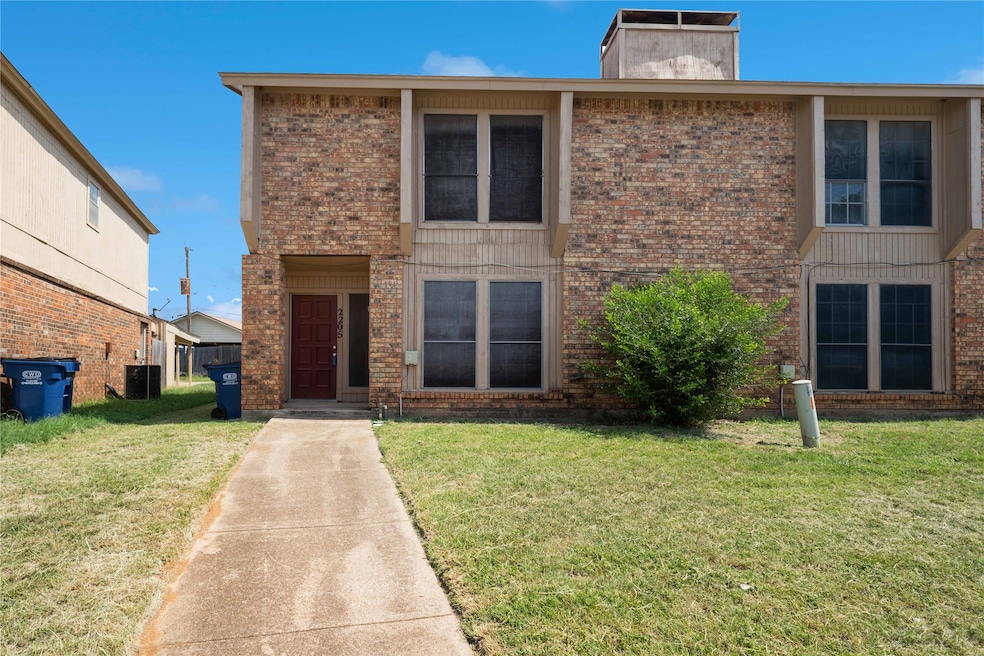 2205 Chase Ct unit 2205, Arlington, TX 76013 - photo 1