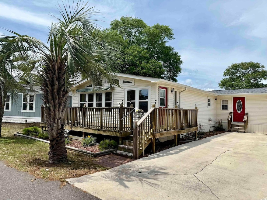 Manufactured / mobile home featuring a deck and en