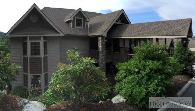 Elegant Entrance: Very private, gated Reserve II i
