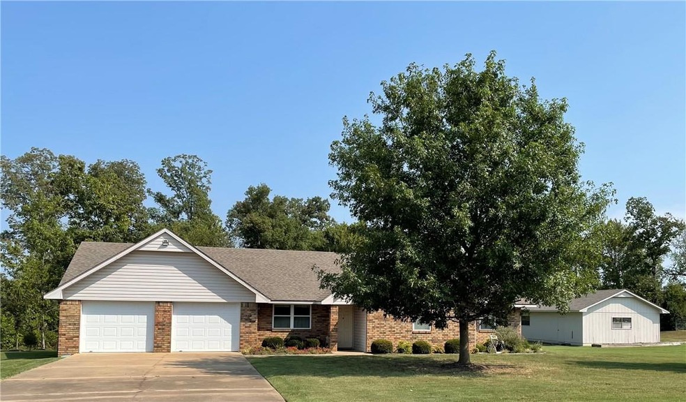 20198 Edgewood Cir, Siloam Springs, AR 72761 - photo 1