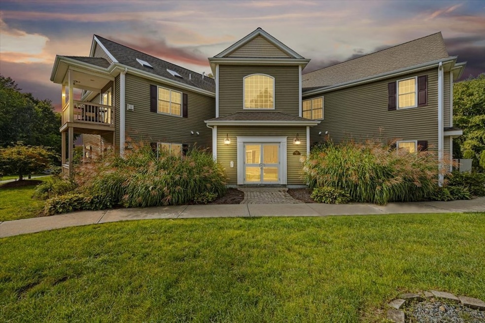 215 Longmeadow Rd unit 306, Taunton, MA 02780 - photo 1