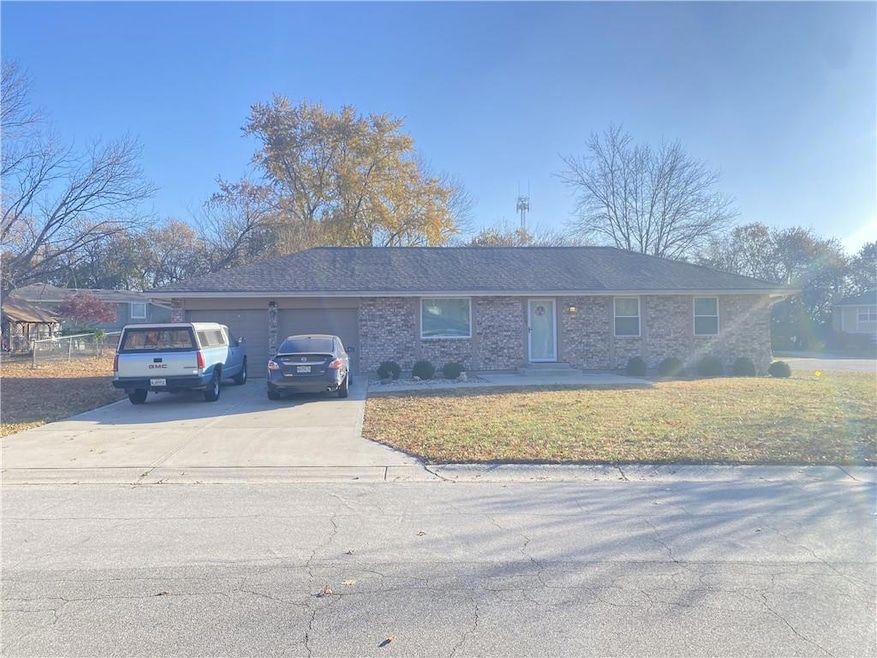 3609 SW Harbor Cir, Lees Summit, MO 64082 - photo 1