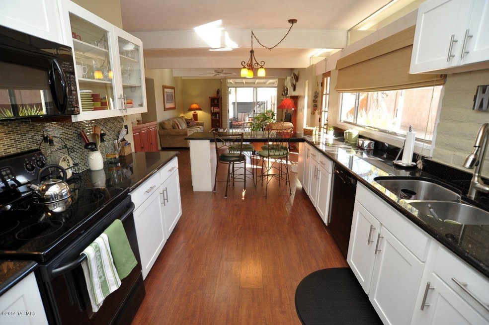 Kitchen & Breakfast Bar
