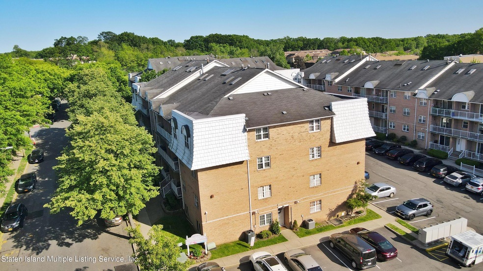 65 Elmwood Park Dr unit 1, Staten Island, NY 10314 - photo 1