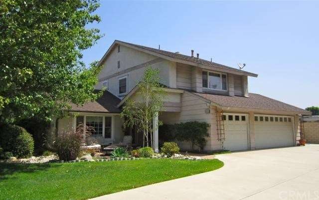 2-story home on a cul-de-sac has an 80-foot drivew