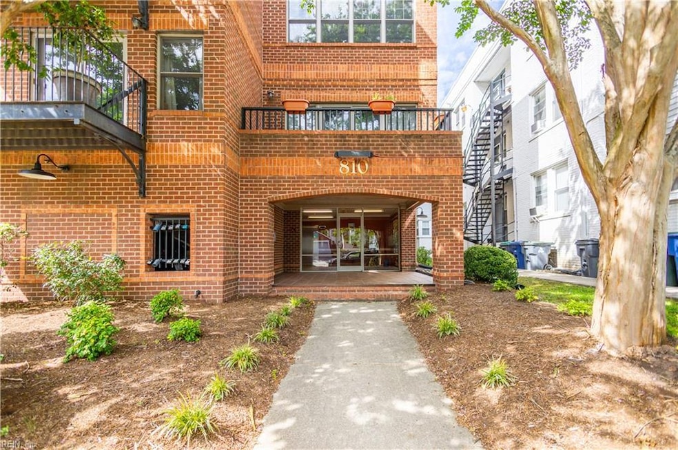810 W Princess Anne Rd unit 303, Norfolk, VA 23517 - photo 1