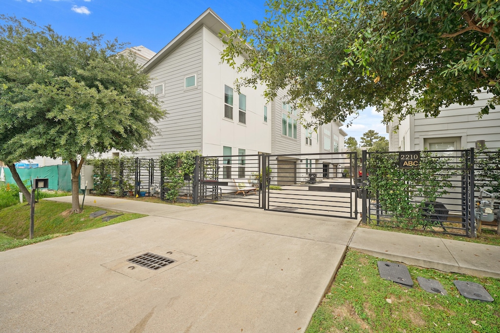 2210 Lou Ellen Ln unit F, Houston, TX 77018 - photo 1