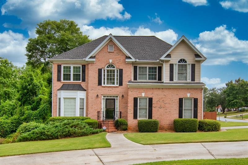 This home has an awesome circle driveway!