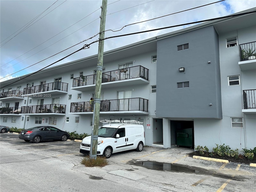 1100 NE 1 Ct unit 111, Hallandale Beach, FL 33009 - photo 1