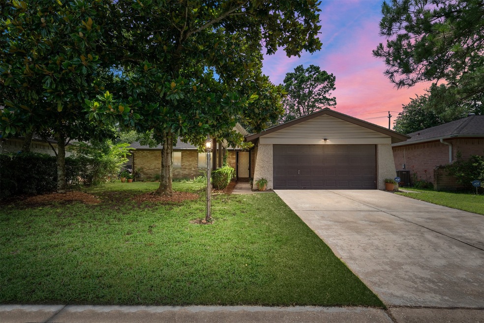 16430 Barcelona Dr, Friendswood, TX 77546 - photo 1