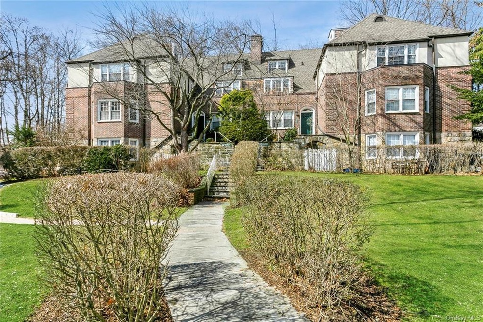 9 Sentry Place unit 2C, Scarsdale, NY 10583 - photo 1