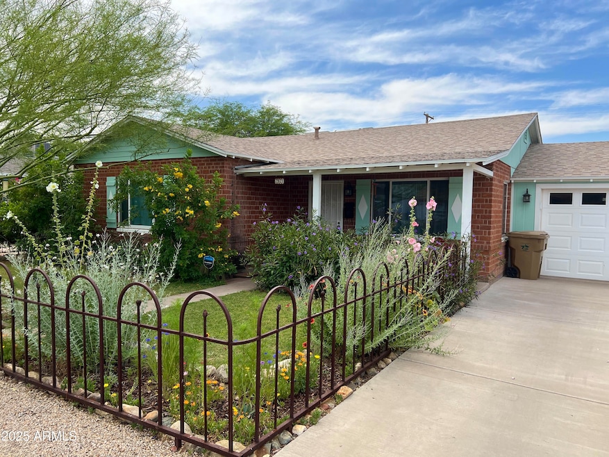 2921 E Cheery Lynn Front pic