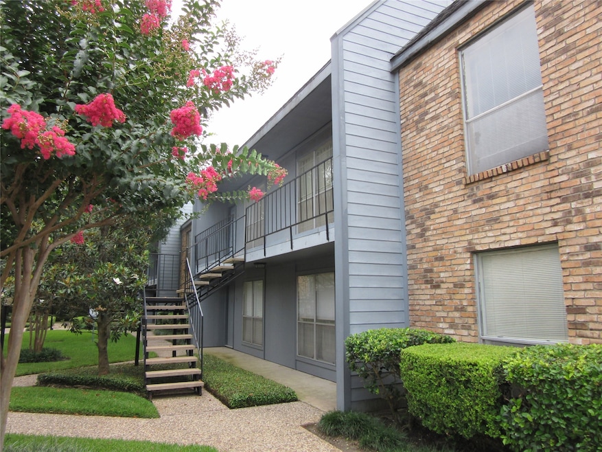 6202 Skyline Dr unit D24, Houston, TX 77057 - photo 1