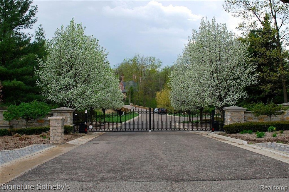 589 Barrington Park, Bloomfield Hills, MI 48304 - photo 1
