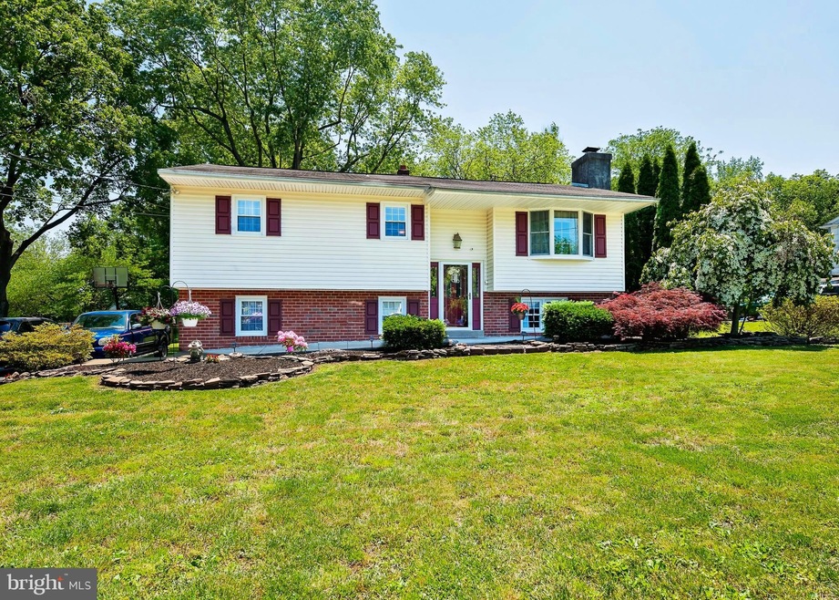 1265 E Evergreen Dr, Phoenixville, PA 19460 - photo 1